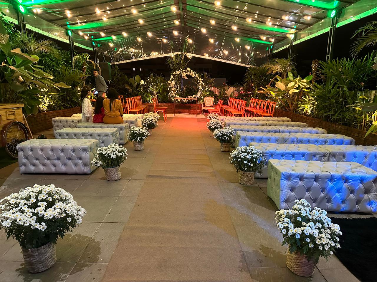 Área externa com churrasqueira e mesas