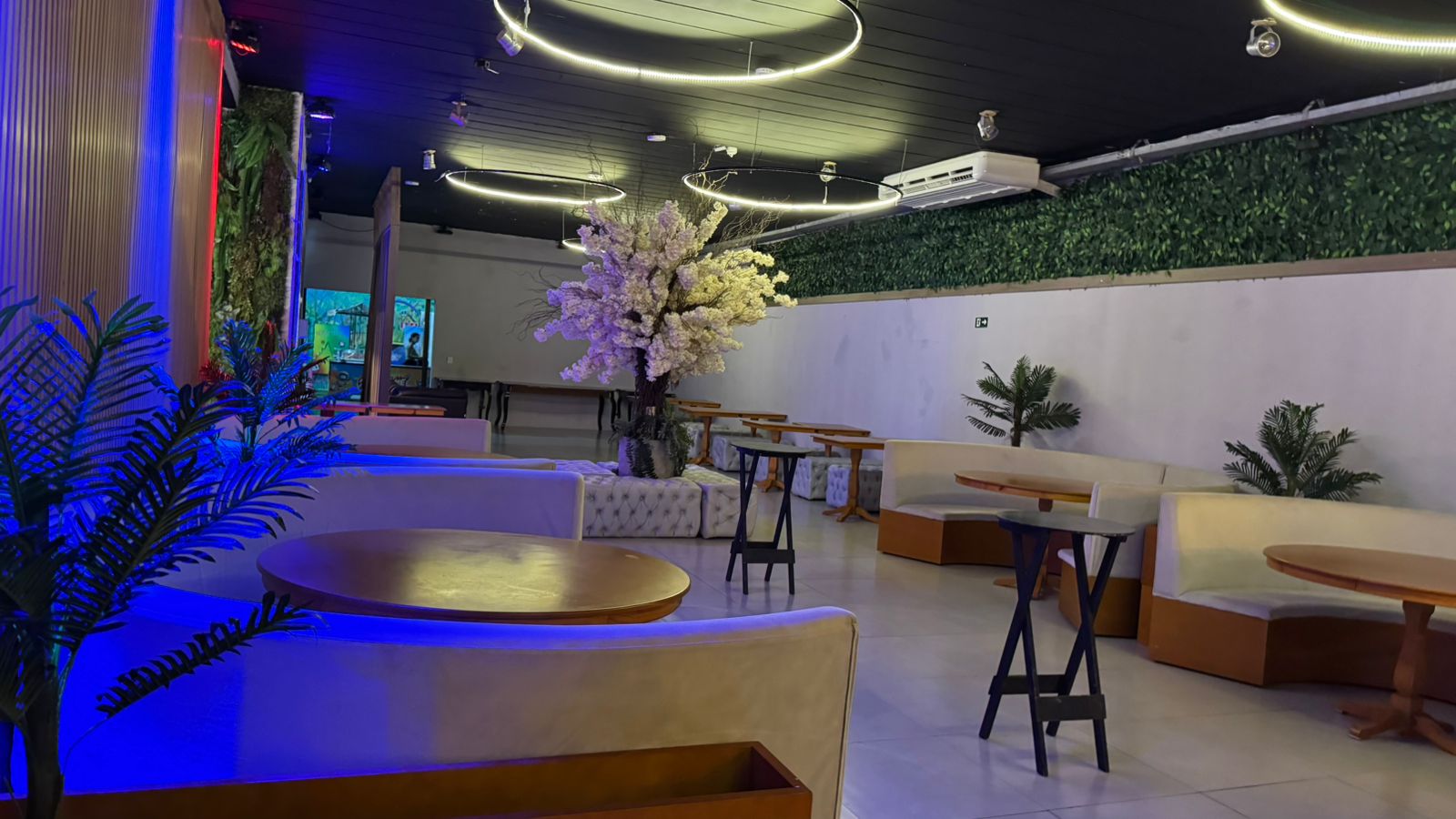 Lounge de entrada com decoração moderna