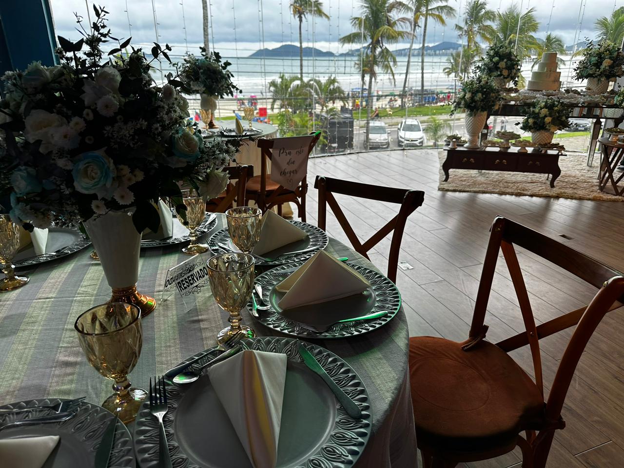 Salão principal com vista para o mar